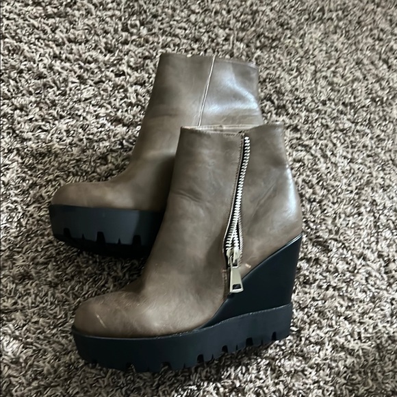 Stylish Brown Wedge Ankle Boots - Picture 1 of 5